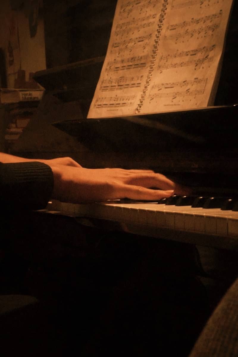 Pianist hands at the keyboard