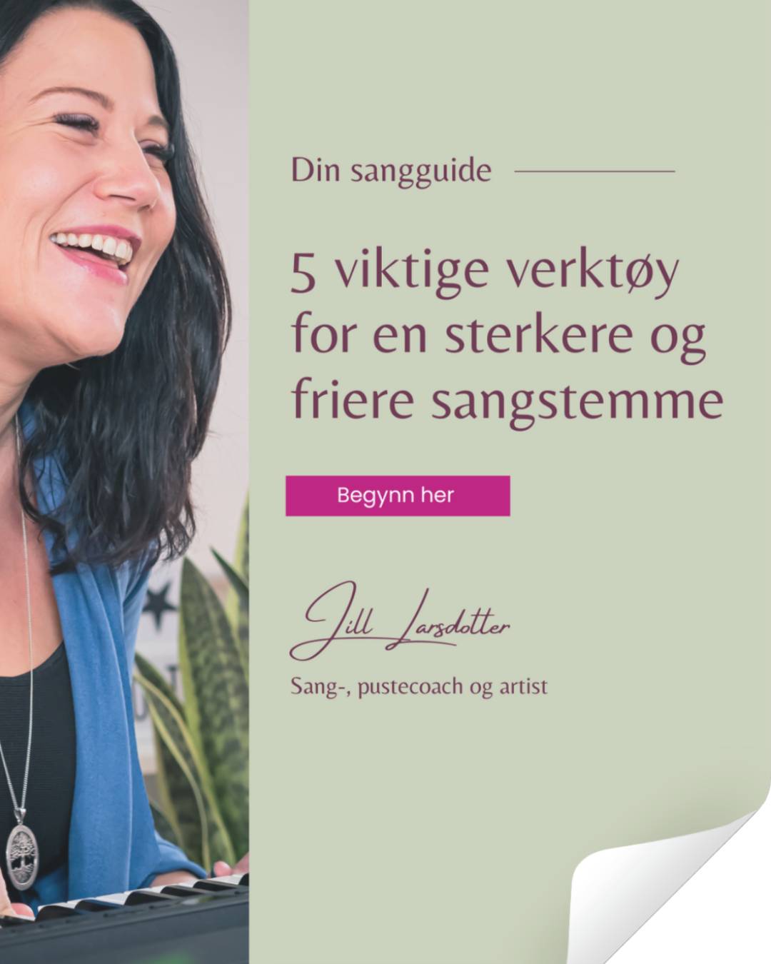 A woman is smiling and playing a keyboard. The text next to her reads: "Din sangguide - 5 viktige verktøy for en sterkere og friere sangstemme." Below this, there is a pink button with the text "Begynn her." The signature "Jill Larsdotter" and the title "Sang-, pustecoach og artist" are also visible on a light green background.