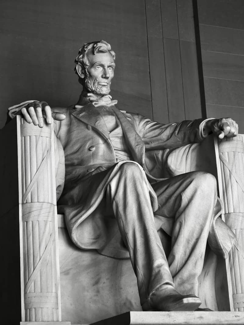 Abraham lincoln statue in a seated position
