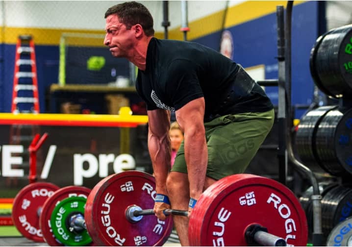 Austin Baraki, Médecin Powerlifteur, fait du Soulevé de Terre. Et regardez ses lombaires !