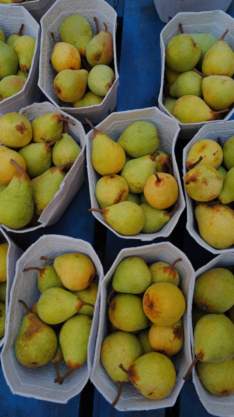 Baskets of fresh green and yellow pears