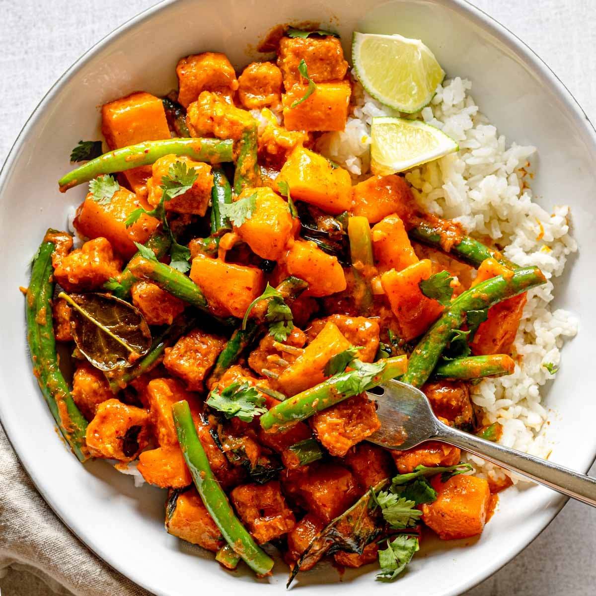 Thai red curry with crispy tofu and vegetables served with white rice
