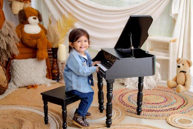 Photo by krishna Kids  Photography: https://www.pexels.com/photo/adorable-child-playing-toy-piano-in-cozy-room-33221338/