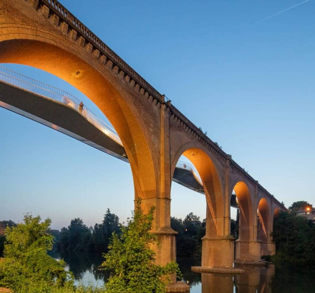 Pedestrian bridge and old viaduct over a body of water