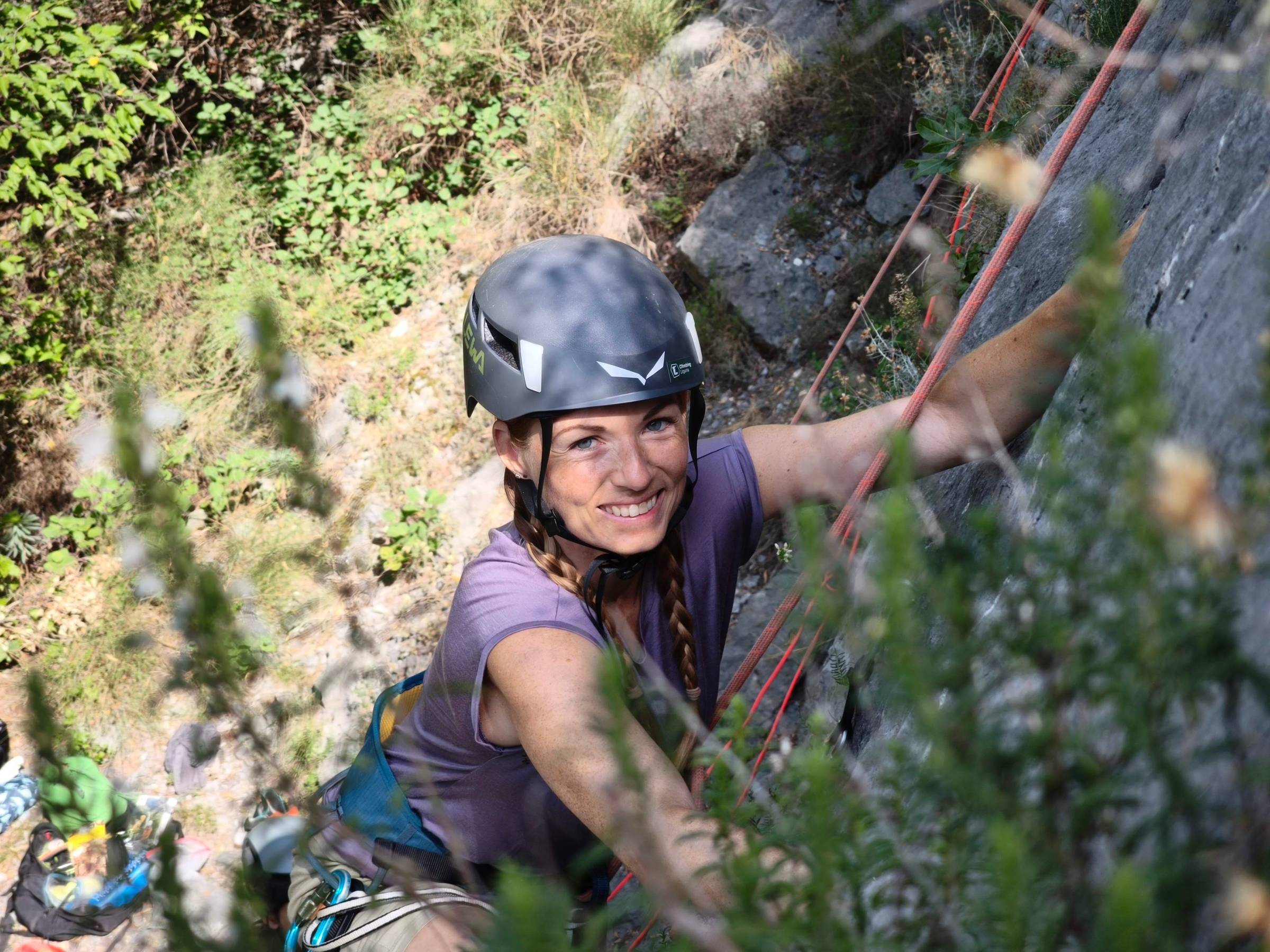 Claudia klettert am Fels