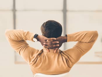 interlace_fingers_behind_head