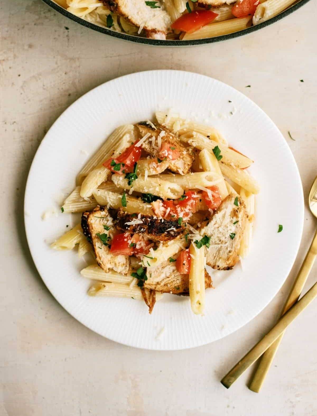A plated scoop of copycat chili's cajun chicken pasta