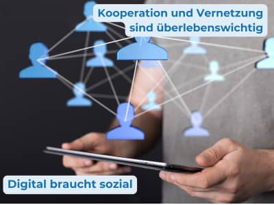 Hände halten ein Tablet mit grafischer Darstellung von digitaler Vernetzung und sozialer Kooperation, die überlebenswichtig ist. Text: ‚Kooperation und Vernetzung sind überlebenswichtig‘ und ‚Digital braucht sozial‘.