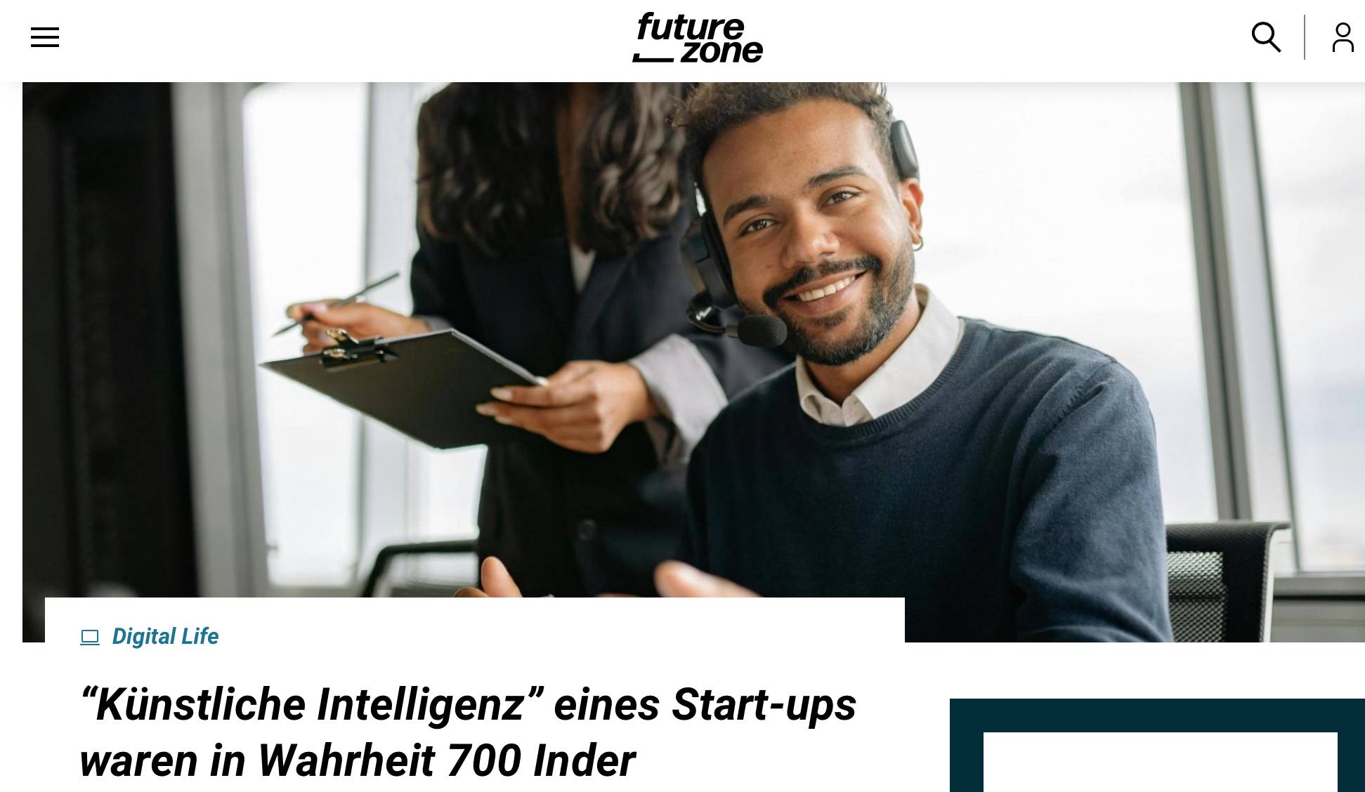 Ein lächelnder Mann mit Headset sitzt an einem Schreibtisch in einem Büroumfeld, während eine Frau im Hintergrund ein Klemmbrett hält. Der Text auf dem Bild lautet: 'Künstliche Intelligenz eines Start-ups waren in Wahrheit 700 Inder'.