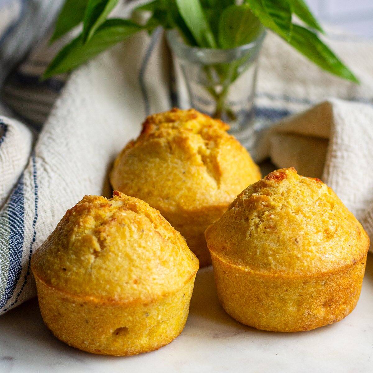 My Favorite Savory Cornmeal Muffins: Projice sa Sirom.
