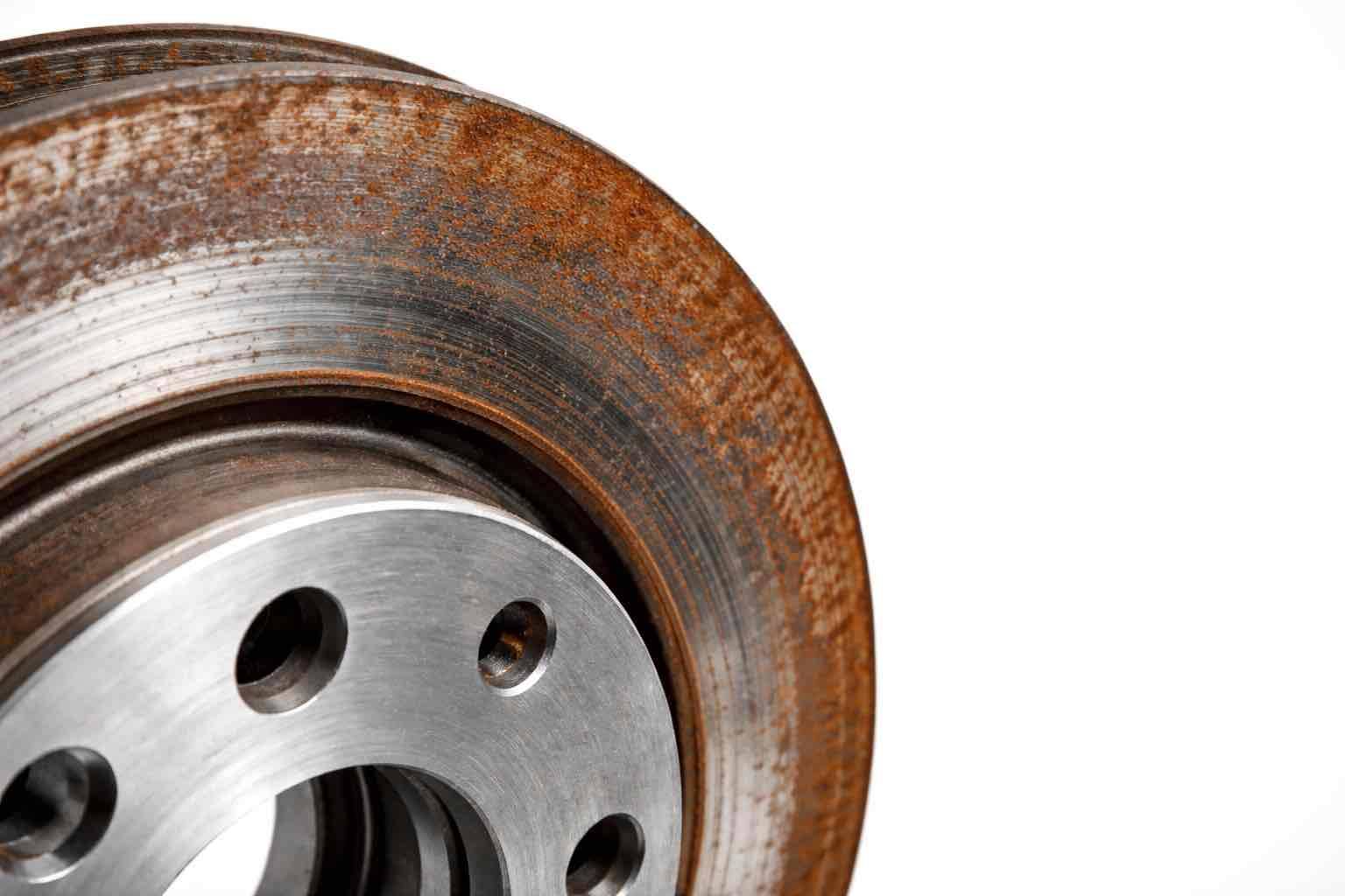 Desgaste atípico em disco de freio automotivo, representando a precisão técnica da Bruxel Perícias no Sul do RS