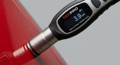 Medidor de espessura por ultrassom sendo utilizado em perícia automotiva para detectar fraude estrutural no Vale do Paranhana-RS.