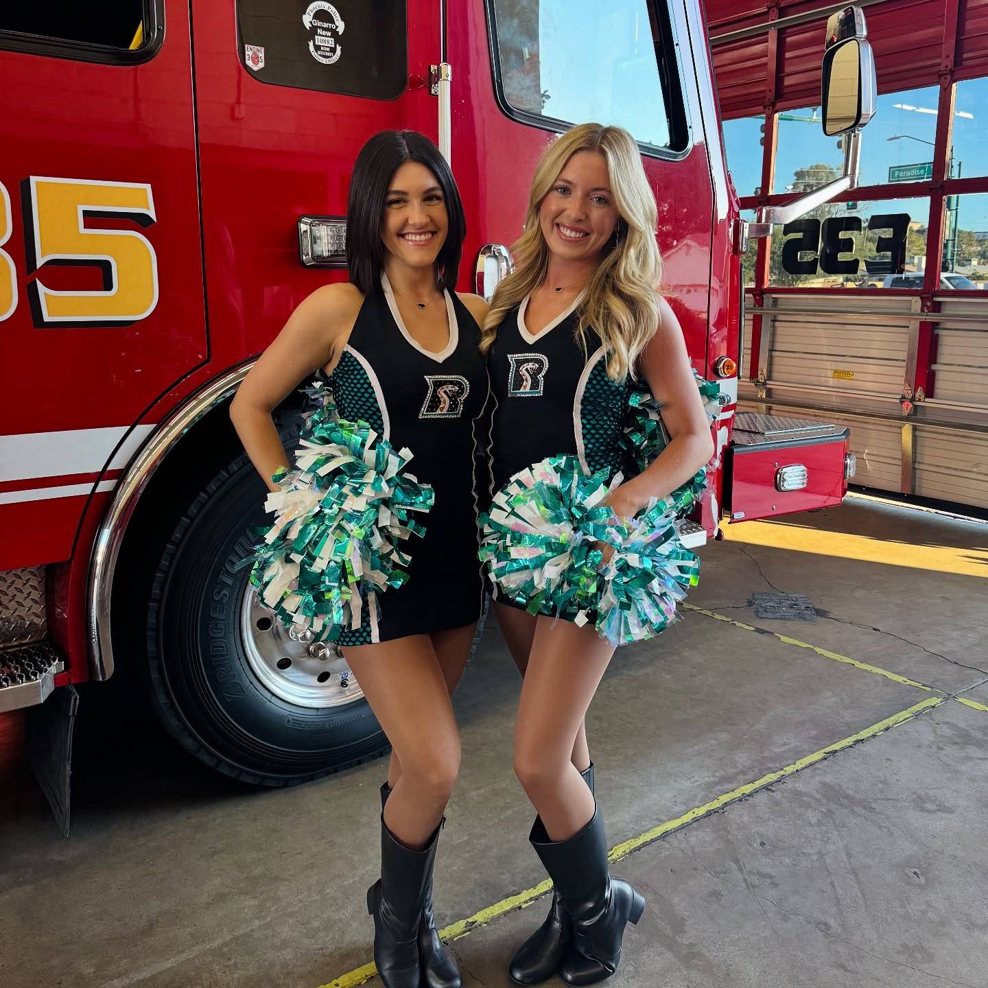 ✨ Sidewinders Shanae and Kayla got to ride in the fire truck to the Fall Festival today in Phoenix! 
•
•
•
#arizonarattlers #arizonasidewinders #sidewindersinthecommunity