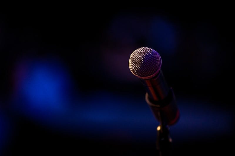 a microphone that is on a stand in the dark