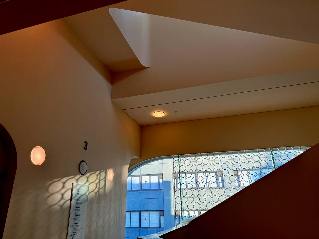 某個週五，第一次與朋友相約去圖書館遠端工作。建築與光影緩慢地喚醒我的本能，重新與自己連結。