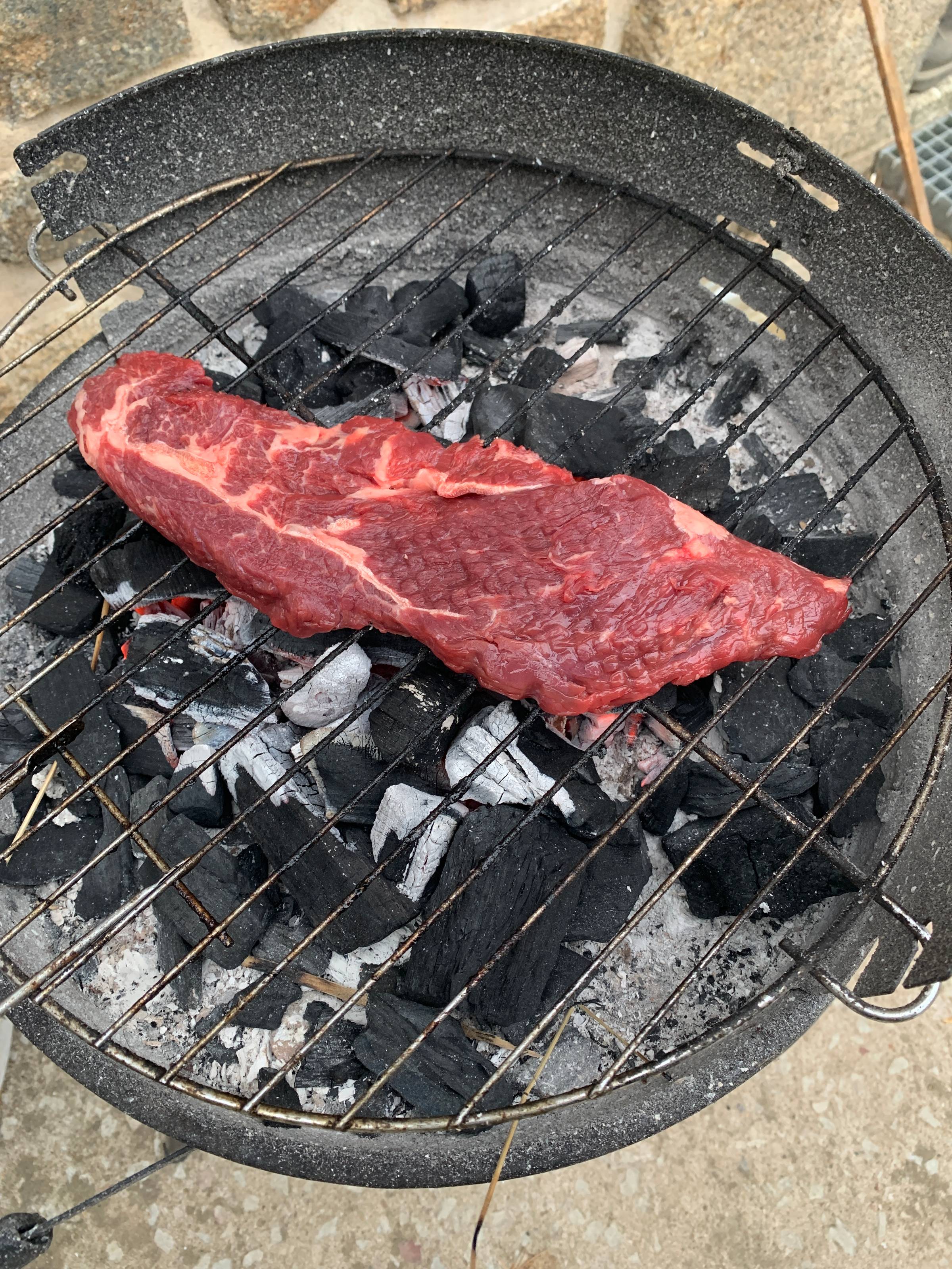 Steak grillé sur une assiette, illustrant une alimentation riche en protéines animales, simple, nutritive et adaptée au mode de vie ancestral.