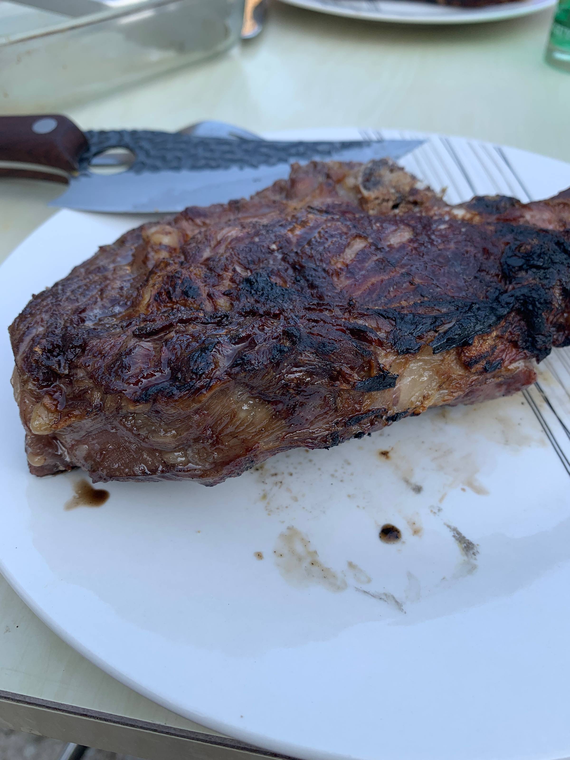 Steak saignant sur une assiette blanche, symbole d’une alimentation riche en protéines animales, simple, naturelle et ancestrale.