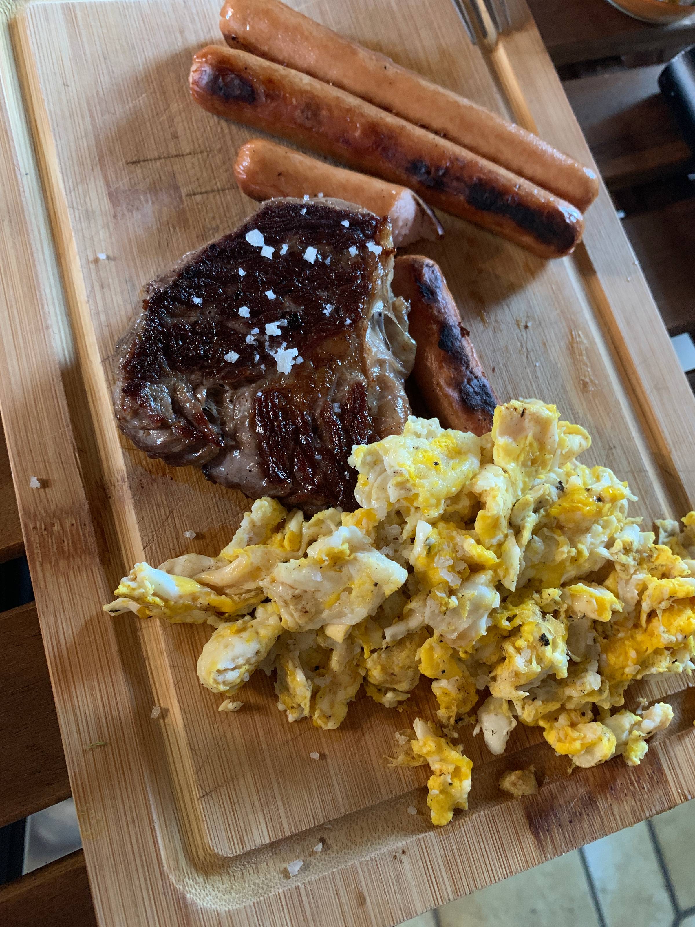Un steak saignant sur une planche en bois, symbole d’une alimentation simple, naturelle et ancestrale — sans étiquette, juste efficace.