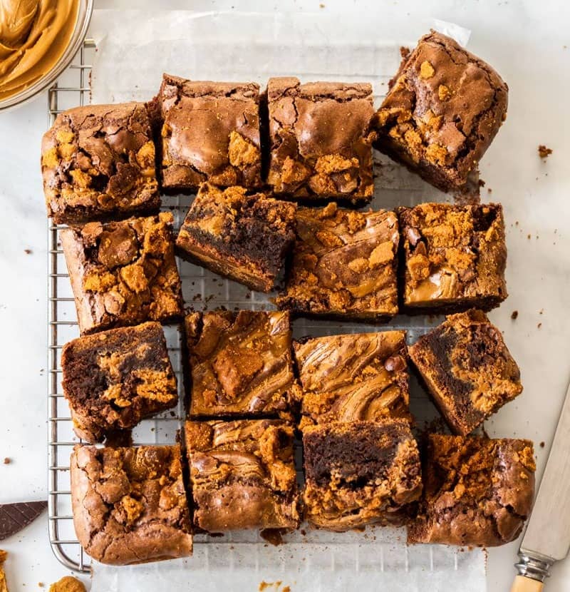 Top down view of 16 Biscoff brownies on a wire rack.