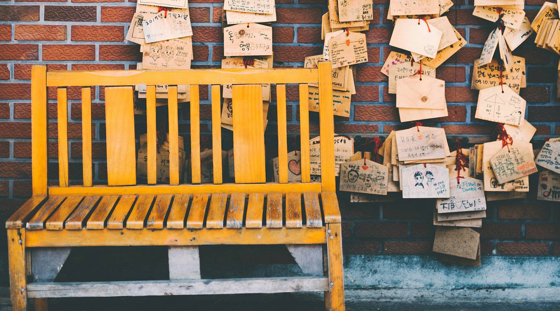 clear brand messaging is not enough to convert yellow bench with messages