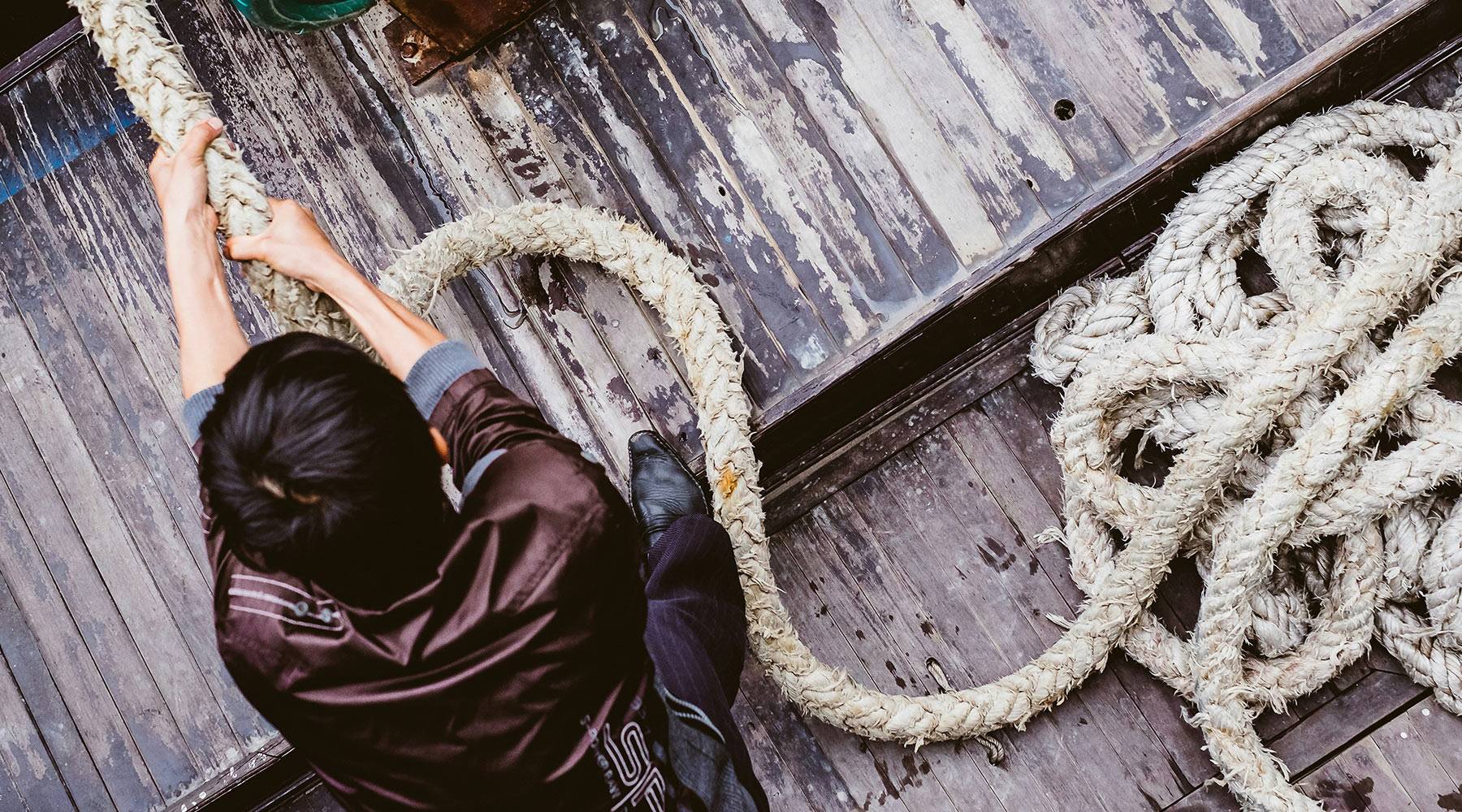 linkedin lead generation system man pulling rope